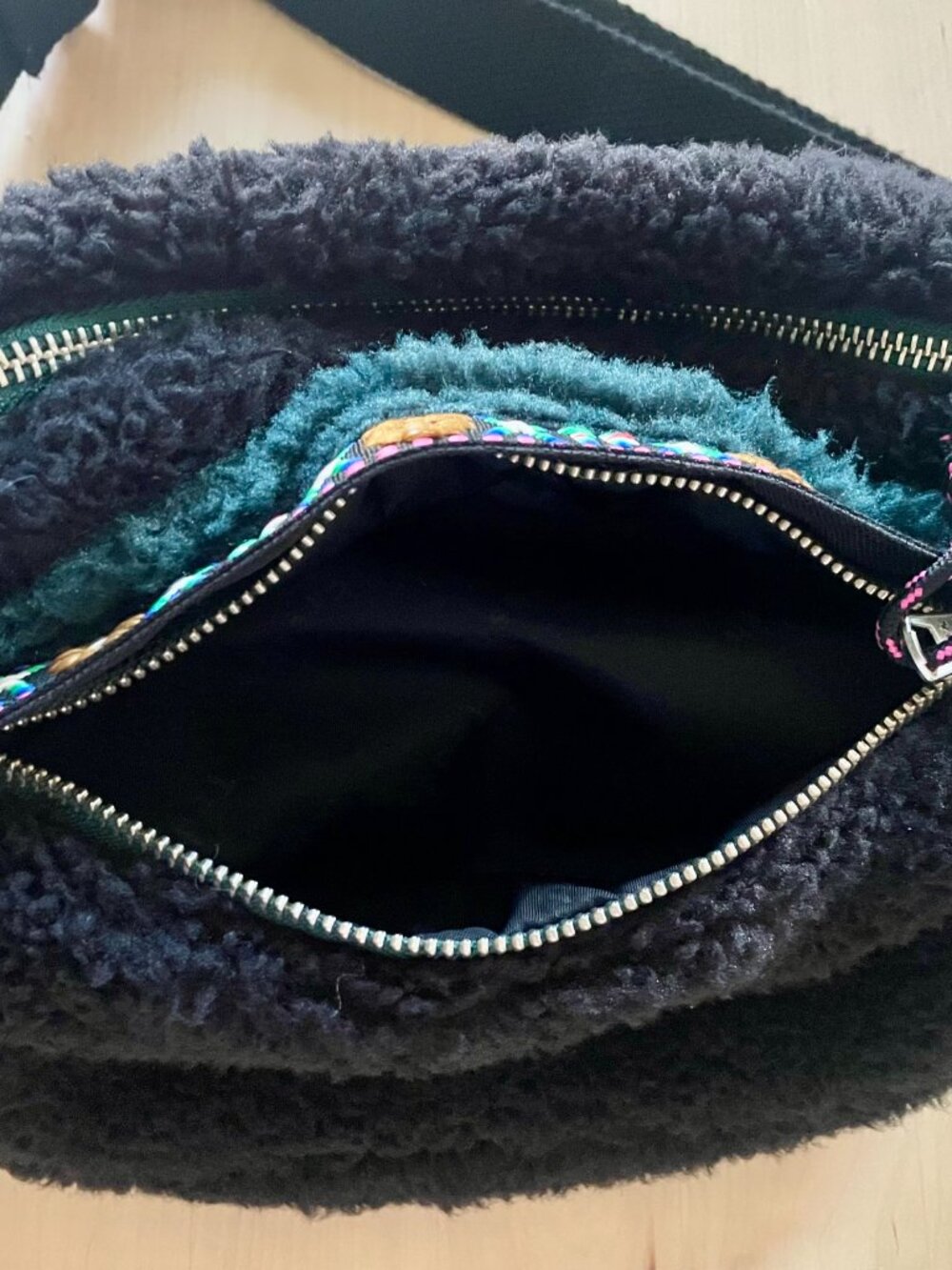 Teddy Fresh Unisex Black & Green Sherpa Fleece Fanny Pack One Size Adjustable - Picture 3 of 9